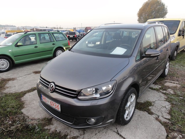 Sprawdź, jakie samochody można było kupić na niedzielnej giełdzie samochodowej w Rzeszowie.Volkswagen Touran 1.6 TDI, rok produkcji 2010/2011, cena 39 900 zł.
