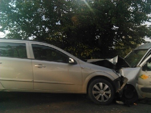Wypadek w Rudawie. Czołowe zderzenie dwóch samochodów...
