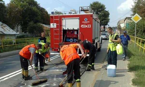 Strażacy nie chcą już usuwać z dróg plam oleju