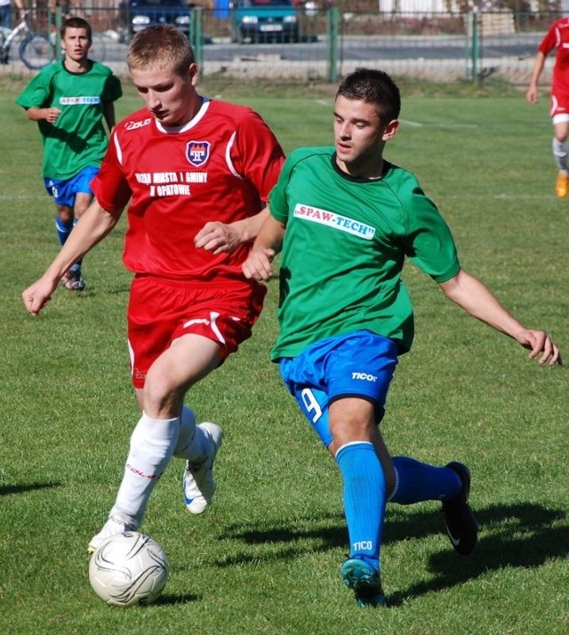 Fragment meczu Wicher Miedziana Góra - OKS Opatów. Na zdjęciu: z lewej Grzegorz Zięba (Opatów), z prawej Seweryn Koza (Wicher).