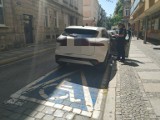 Mistrzowie parkowania we Wrocławiu. Zastawiają chodniki, zajmuja chodniki i za nic mają znaki [ZDJĘCIA]