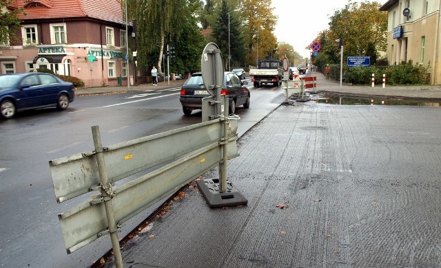 Prace na ul. Piłsudskiego w Koszalinie zostały przerwane na kilka dni, a kierowcy i tak napotykają tu zakazy. - Szkoda, że nikt nie wpadł na pomysł, by je na te kilka dni zdjąć - komentują mieszkańcy.