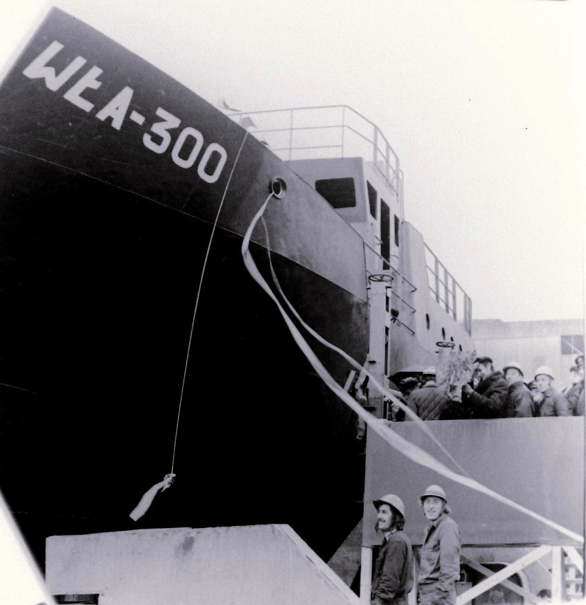Rok 1974, uroczystość wodowania kadłuba pierwszego trawlera...