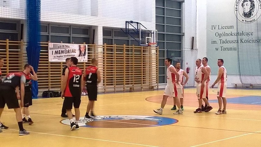 Starsi i młodsi koszykarze przez dwa dni grali w hali IV LO.