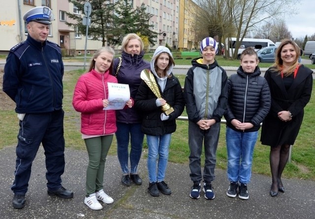 Laureaci  Turnieju Bezpieczeństwa w Ruchu Drogowym z opiekunami.