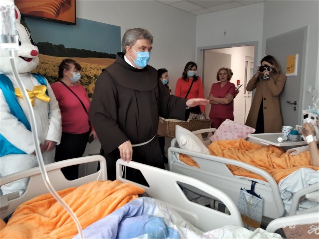 Pacjentów hospicjów w Kościerzynie i Chojnicach odwiedzili ministranci z Orlika razem z ich rodzicami i duszpasterzem ojcem Arkadiuszem Czają oraz mistrzem iluzji Pawłem Czają.