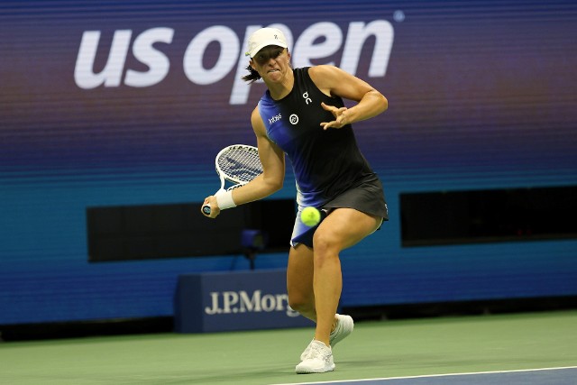 Iga Świątek podczas meczu 1/8 finału wielkoszlemowego turnieju tenisowego US Open z Łotyszką Jeleną Ostapenko, który przegrała 6:3, 3:6, 1:6