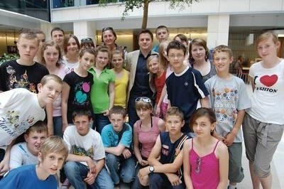 Uczniowie w towarzystwie Bogdana Rymanowskiego Fot. Archiwum szkoły