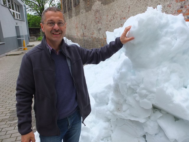 Jeszcze kilka dni temu Krzysztof Sowa, kierownik lodowiska, mógł stanąć obok sporej wielkości hałdy lodu, ściągniętego z tafli.