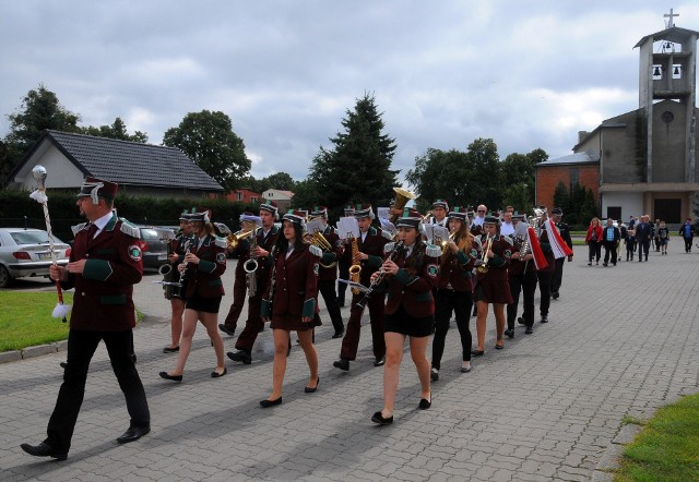 Mimo, że co rusz lało i grzmiało, rolnicy z gminy Pruszcz dobrze bawili się podczas święta plonów. Starostami dożynek byli w tym roku Iwona Szczukowska i Kamil Marunowski.