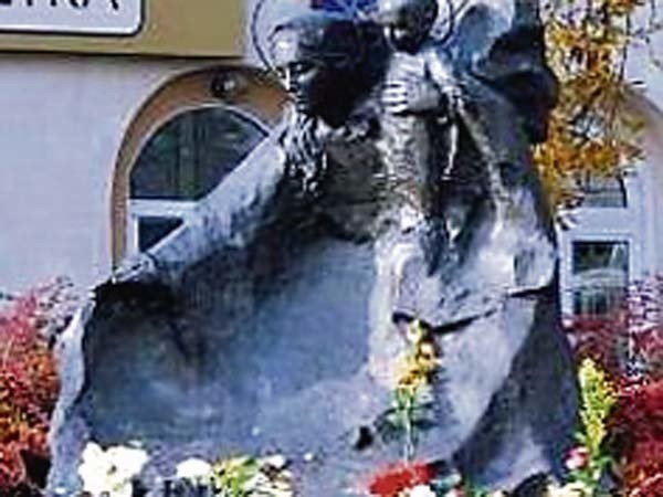 Rzeźba Maryi Matki Życia stoi przed radomską kurią biskupią. W Koszalinie powstanie metrowa, zmniejszona kopia tej figury. 
