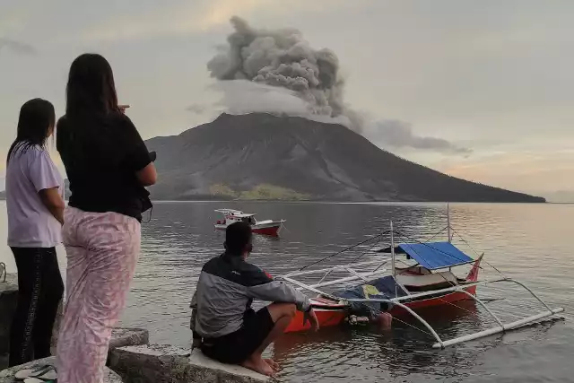 Mieszkańcy indonezyjskiej wyspy Sulawesi z niepokojem obserwują erupcję wulkanu.