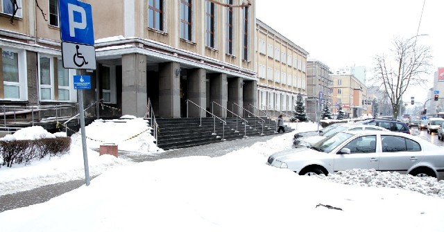 Przed sądem przy ulicy Skłodowskiej jest tylko jedno miejsca dla osób niepełnosprawnych. Nie można tu zaparkować, bo przed znakiem leży hałda śniegu.