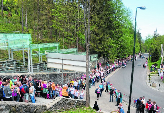 Piątek, godz. 11. Tak wyglądała wczoraj kolejka do kolejki linowej na Kasprowy Wierch. Ostatnia osoba na wyjazd czekała 3-4 godziny