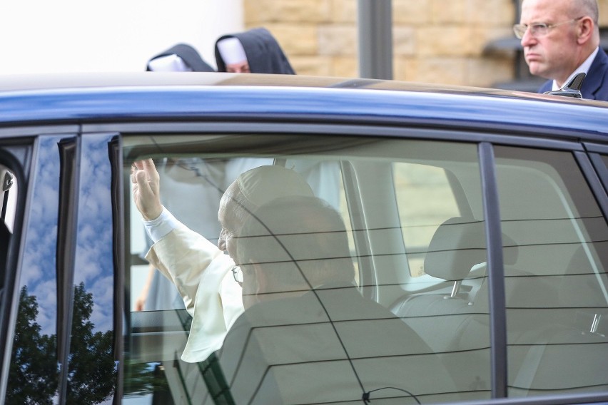 Papież Franciszek podróżuje po Polsce volkswagenem golfem