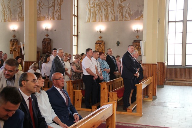 Były kolorowe wieńce, swojskie jadło, występy zespołów muzycznych oraz dmuchańce dla dzieci.  A na koniec potańcówka. W niedzielę we wsi Gniła (gmina Dobrzyniewo Duże) odbyły się Dożynki Gminne.  Na imprezę zjechali podlascy politycy. Był m.in. Roman Czepe, wicestarosta powiatu białostockiego, Jan Dobrzyński, były senator PiS, Mieczysław Baszko (Porozumienie) oraz Stefan Krajewski z PSL.