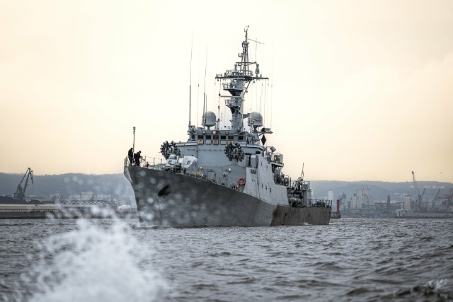 Okręty opuściły Port Wojenny w Gdyni. Podniesiono alarm, to znak, że rozpoczęły się ćwiczenia Ostrobok-24. DGRSZ: "Ruszamy na łowy"