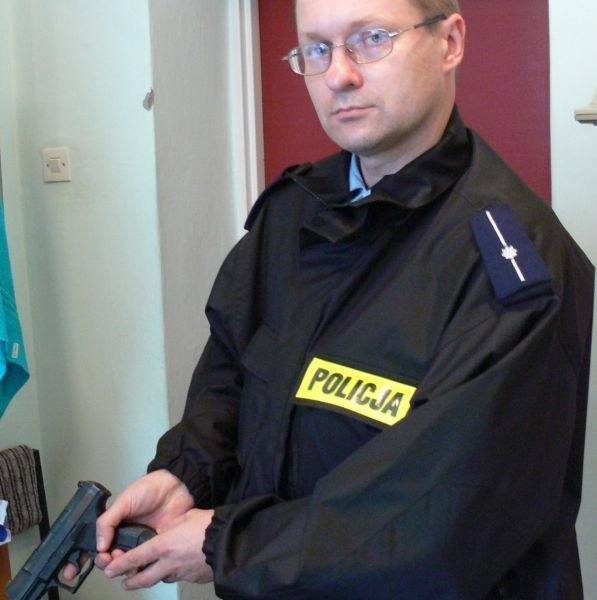 Młodszy aspirant Dariusz Święch prezentuje Walthera P-99 z 2004 roku.