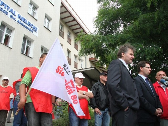 Mariusz Olszewski, wiceprzewodniczący Polskiej Partii Pracy Sierpień 80, wypowiadał się wczoraj przeciwko wystawieniu na sprzedaż udziałów Szpitala Kieleckiego.