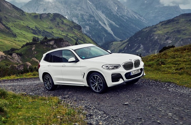 BMW. Model X3 w wersji hybrydowejW standardowym ustawieniu Auto eDRIVE możliwa jest jazda na samym napędzie elektrycznym z prędkością do 110 km/h. Silnik spalinowy włącza się dopiero przy wyższych prędkościach lub mocniejszym wciśnięciu pedału jazdy.Fot. BMW