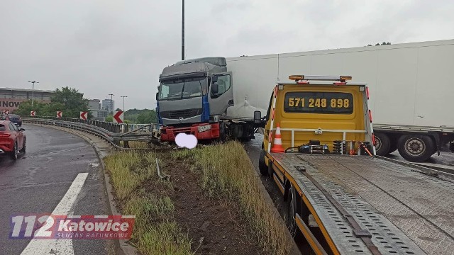 Kierowca tira nie zapanował nad pojazdem w KatowicachZobacz kolejne zdjęcia/plansze. Przesuwaj zdjęcia w prawo - naciśnij strzałkę lub przycisk NASTĘPNE