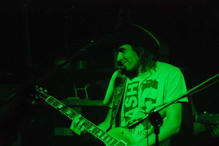 Na gitarze i gitarze basowej grał Jan Pęczak.