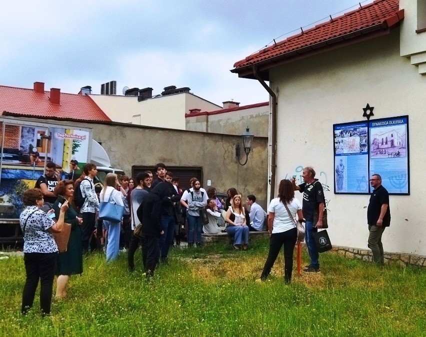 Młodzi Izraelczycy z wizytą w Olkuszu. Zobaczyli miasto i zakątki Polski. Poznali historię swoich przodków [ZDJĘCIA]