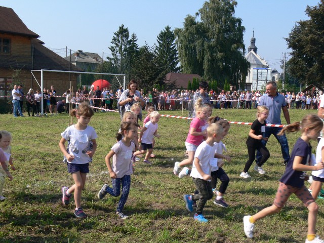 Ponad 130 dzieci i i młodzieży pobiegło po medale w VI Biegu o Kryształowe Jabłko Wójta Gminy Obrazów.