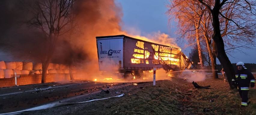 Stok. Wypadek na DK 8 Białystok - Augustów. Zderzenie dwóch ciężarówek, jedna z nich spłonęła. Nie żyje jeden z kierowców [ZDJĘCIA]