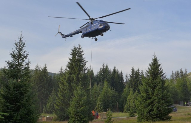 Śmigłowcem transportowane są materiały potrzebne do wykonania remontu kładek w Czarnym Kotle Jagniątkowskim w Karkonoszach