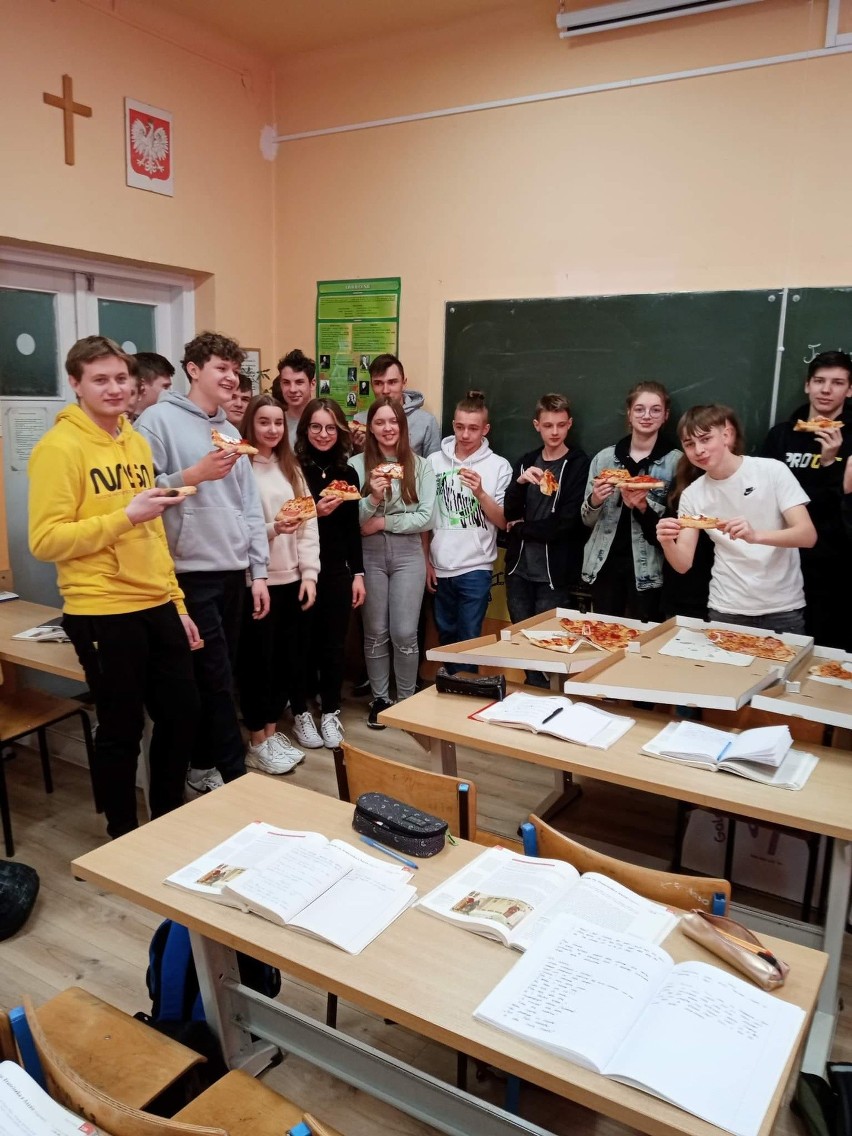 [RED]Uczniowie Technikum w Zespole Szkół Zawodowych Numer 2 w Starachowicach zajadali się pizzą. To nagroda za frekwencję. Zobacz zdjęcia