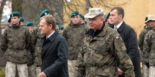 Gen. dyw. Andrzej Malinowski, dowódca ostatniej zmiany Polskiego Kontyngentu Wojskowego oraz dowódca 12 Dywizji Zmechanizowanej prowadzi premiera Donalda Tuska.