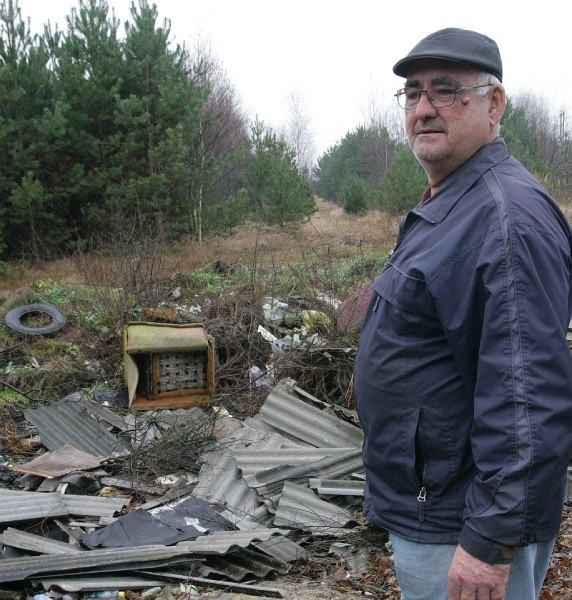 Eternit pojawił się na tym dzikim wysypisku kilkanaście dni temu - mówi Eugeniusz Sujkowski z Woliny.