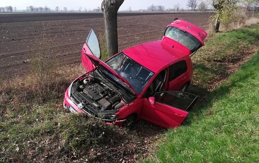 Wypadek pod Wrocławiem, samochód w rowie (ZDJĘCIA)