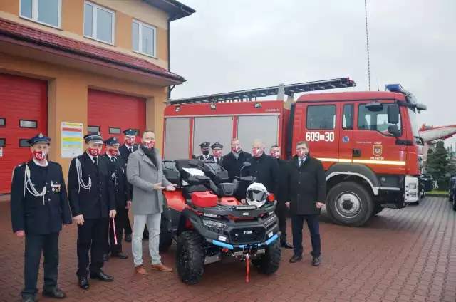 Strażacy z Klwowa mają nowego quada, otrzymali go od starosty.