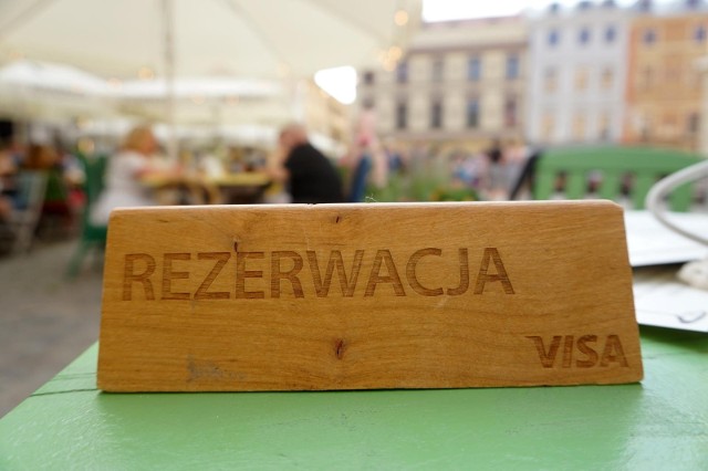 Przybyło też ofert w gastronomii, od kwietnia do czerwca było ich o 47% więcej niż rok wcześniej. Związane jest to z poluzowaniem obostrzeń w maju i otwarciem, początkowo ogródków restauracyjnych, a następnie – samych restauracji. Dodatkowo branża boryka się z trudnościami ze znalezieniem pracowników. Wynika to m.in. z utraty zaufania wśród ludzi młodych, będących głównymi adresatami publikowanych ogłoszeń.fot. malgorzata genca /  polska press