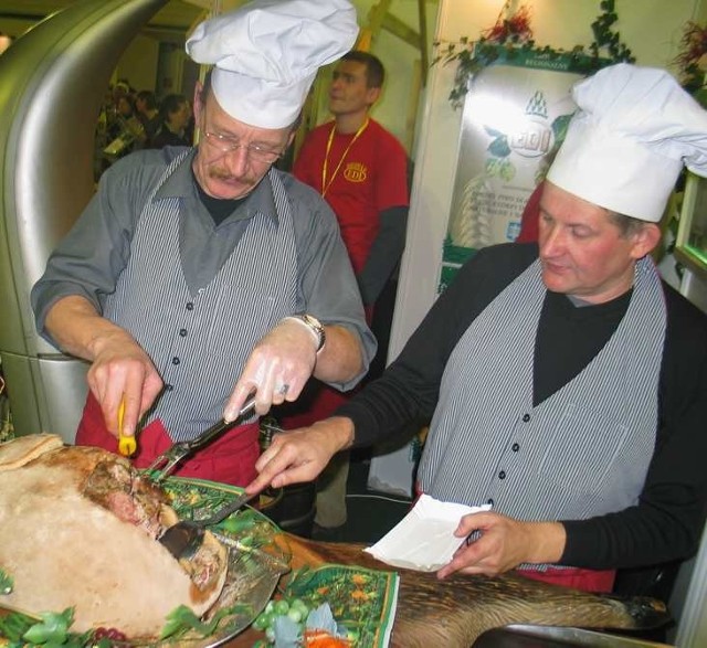 Henryk Woźniak i Krzysztof Hołody częstowali faszerowaną szynką w cieście chlebowym, specjałem firmy Madaks
