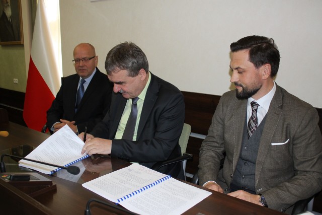 Prezydent Kielc, Wojciech Lubawski podpisał z pełnomocnikiem Eneris, Danielem Krzysztofiakiem umowę na odbiór śmieci w Kielcach