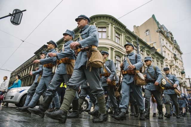 ŁÓDZKA PARADA NIEPODLEGŁOŚCI - Trasa: ul. Piotrkowska 104 - Plac Wolności - ul. Nowomiejska - ul. Ogrodowa - Manufakturagodz. 14.00- ul. Piotrkowską przejdzie barwna historyczna parada grup rekonstrukcyjnych. Wezmą w niej udział harcerze, trzymający 123-metrową flagę Polski, orkiestra MPK, rekonstruktorzy prezentujący polskie formacje zbrojne od czasów powstania styczniowego, przez bojowców PPS, legionistów Piłsudskiego aż po żołnierzy Armii Krajowej oraz łódzka bohaterka powstania styczniowego Maria Piotrowiczowa i żołnierka AK Halina Szwarc-Kłąb