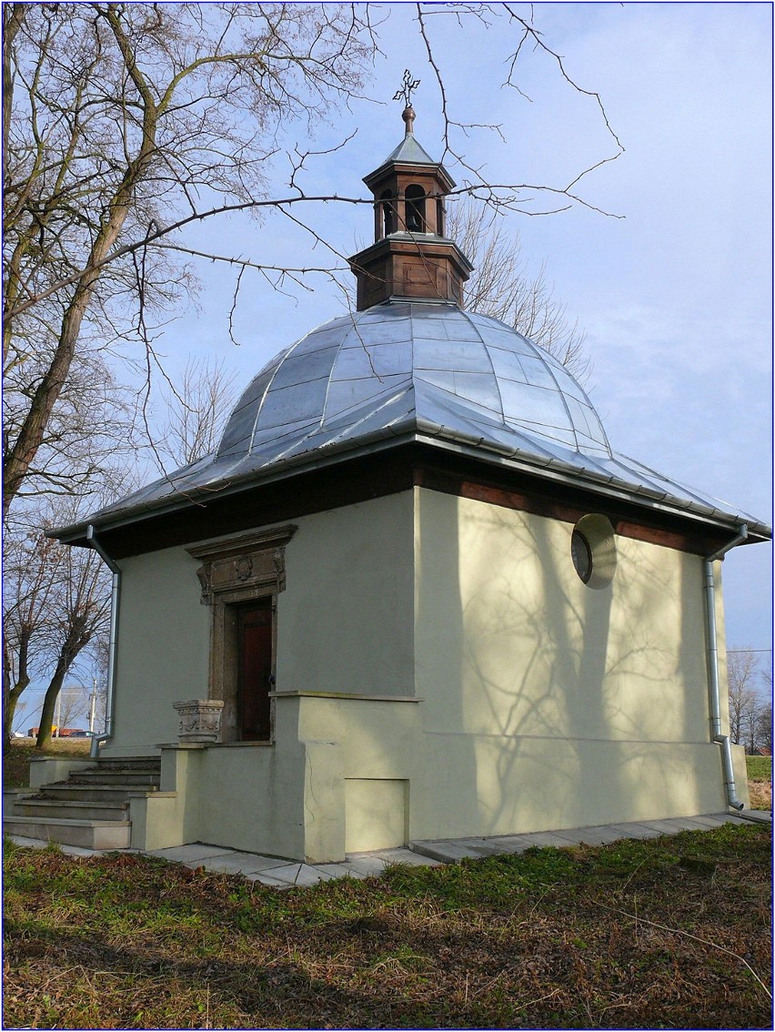 Czy w Skorczowie koło Kazimierzy Wielkiej byli arianie? Zabytkową kaplicę mieli tu wybudować właśnie oni… [ZDJĘCIA]