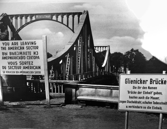 Most Glienicke w Berlinie, gdzie przebiegała granica, był nazywany „mostem szpiegów”