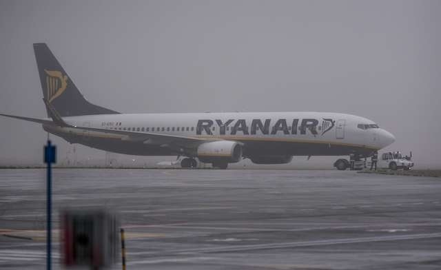 lotnisko Bydgoszcz mgła samolot Ryanairlotnisko Bydgoszcz mgła samolot Ryanair zima lód