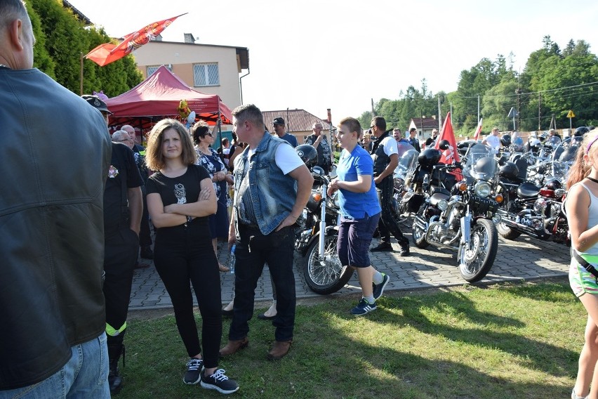 Wilczyska. Z Bobowej pod Grunwald - piknik rycerski wokół amfiteatru. Motocykliści zbierali datki na dzwony do kościoła św. Zofii