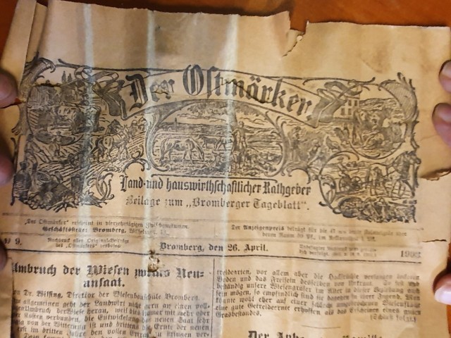 Bydgoski komornik w mieszkaniu, kupionym z przetargu miejskiego, znalazł gazety o wartości historycznej