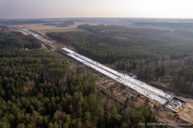 Wielka estakada w okolicach miejscowości Przydargiń (gmina Bobolice) na budowanej trasie S11 Koszalin – Bobolice to jeden z najbardziej spektakularnych obiektów inżynierskich na ekspresówce.