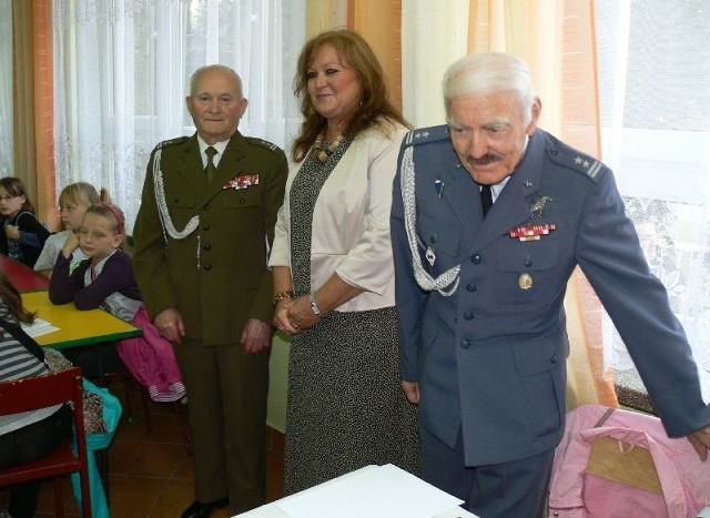 I Grę Miejską otworzyła Bogusława Jasińska, dyrektor Gimnazjum nr 3 oraz podpułkownik Józef Dąbrowski i pułkownik lotnik Józef Woźniak. (z prawej)