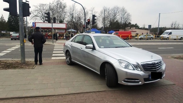 Parkowanie na chama: cmentarz miejski w Białymstoku