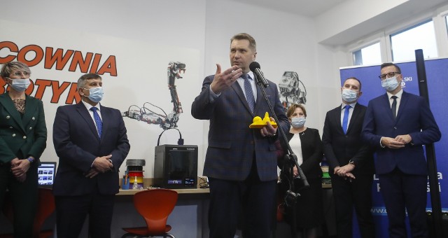 Minister nauki i edukacji Przemysław Czarnek odwiedził dziś Zespół Szkół w Nowej Sarzynie, który jako jeden z pierwszych w kraju wykorzystał dofinansowanie z programu Laboratorium Przyszłości