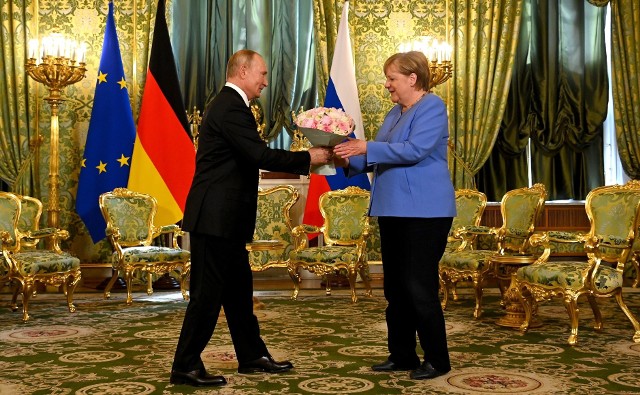 20 sierpnia 2021 r. Włodimir Putin wręcza kwiaty Angeli Merkel, kanclerz Niemiec