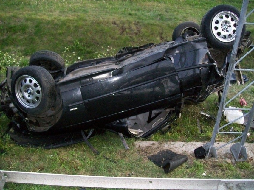 Po dachowaniu BMW na autostradzie A2, zginęły dwie osoby